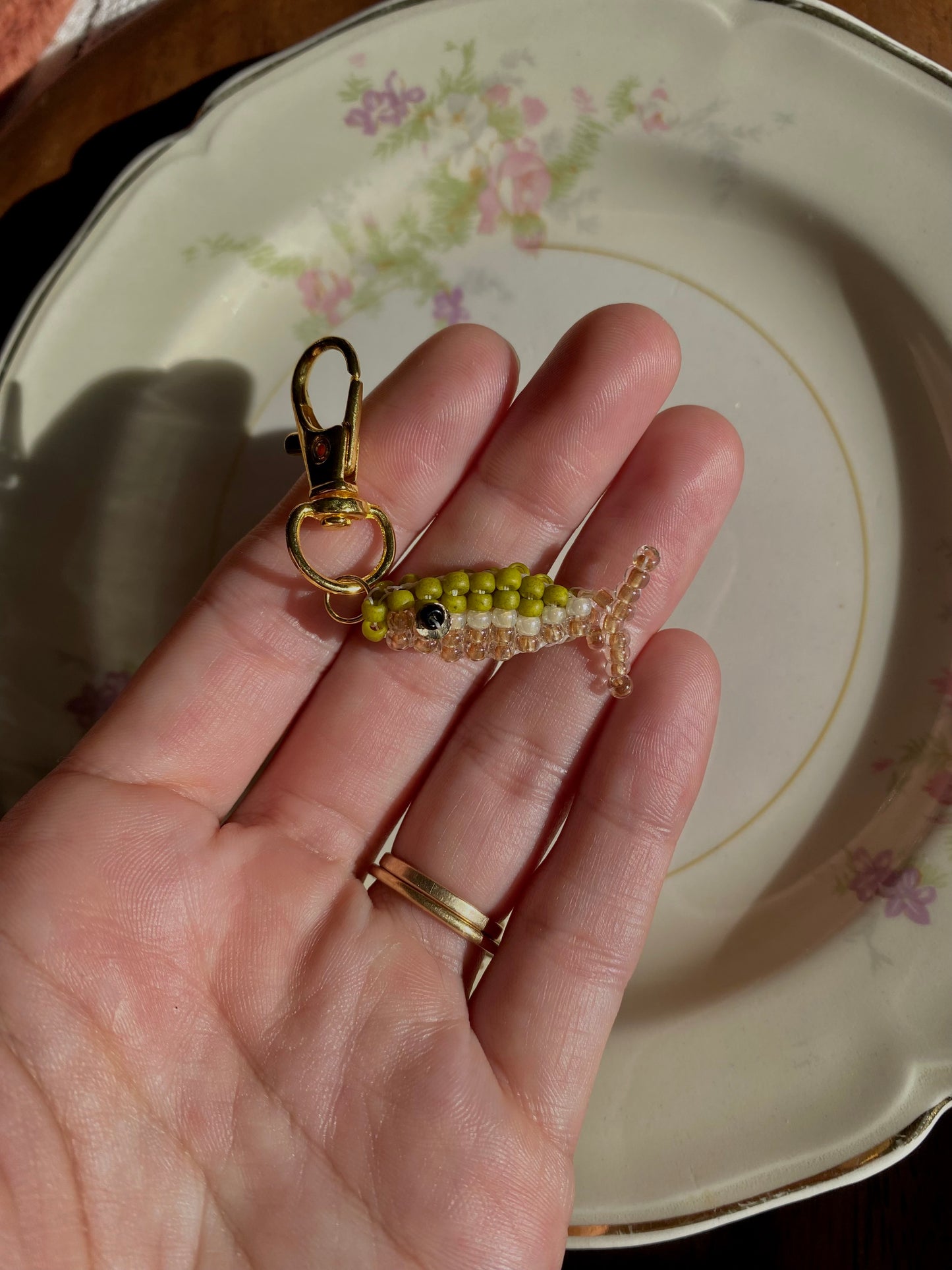 Fishie Friend in olive green/tan