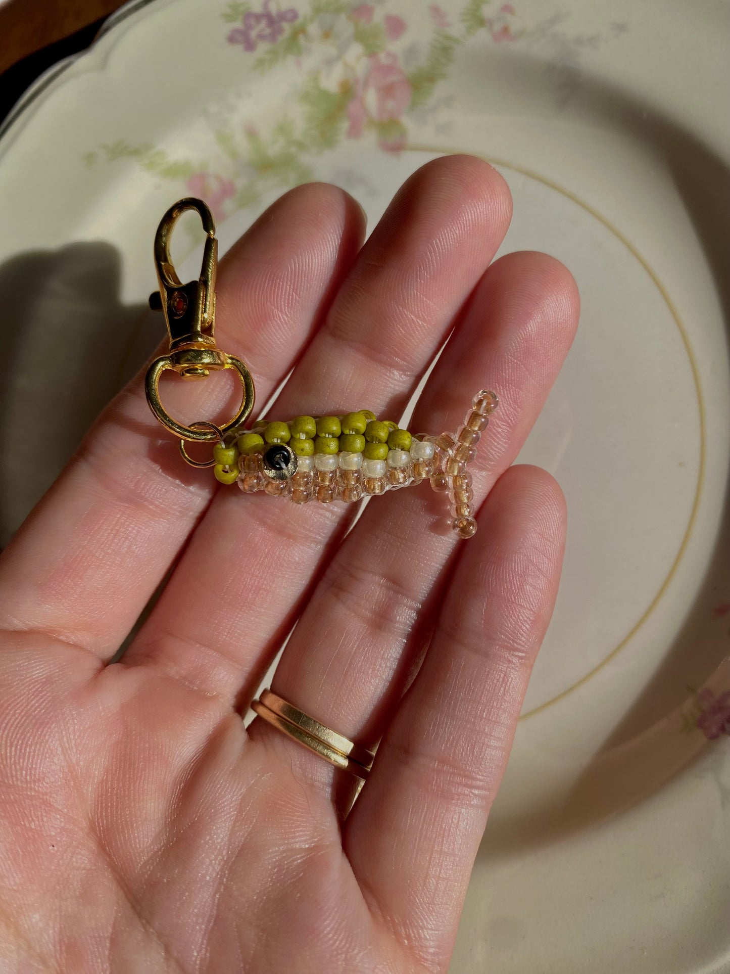 Fishie Friend in olive green/tan