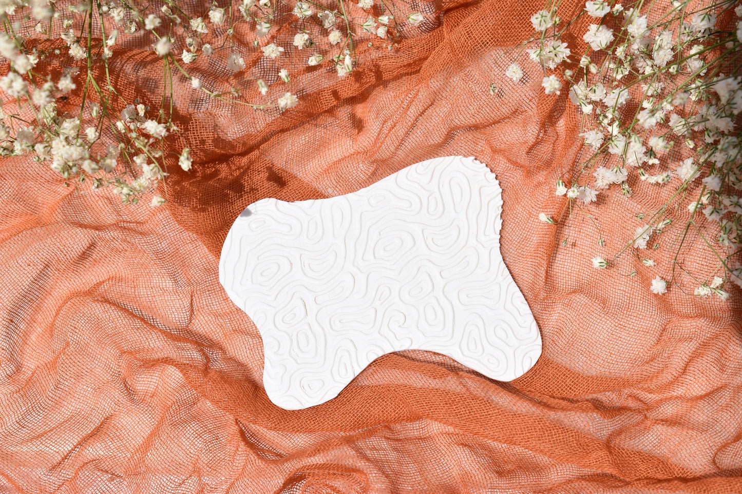 Puddle Plate in White Topo 2