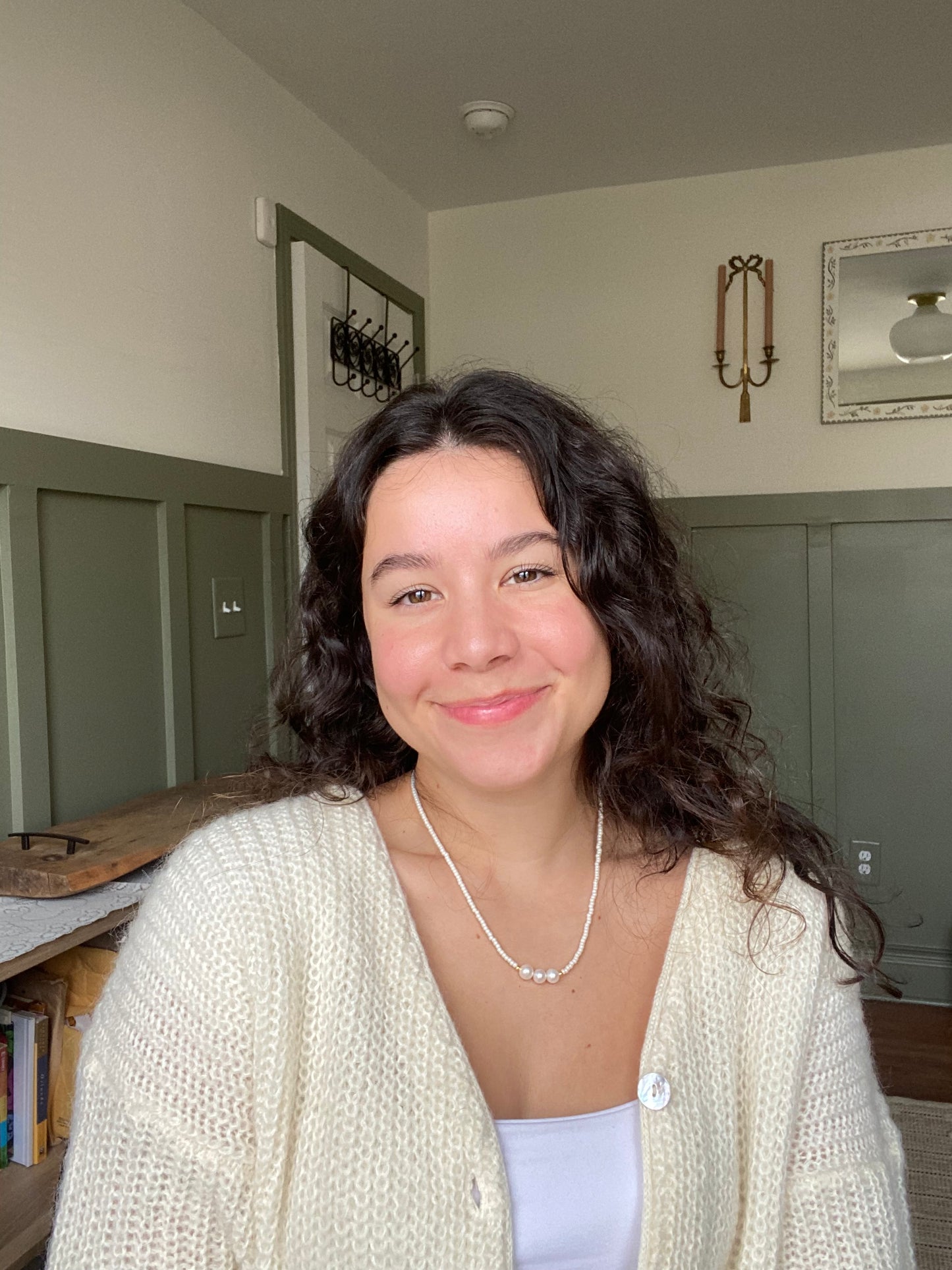 Lola in Pearly White